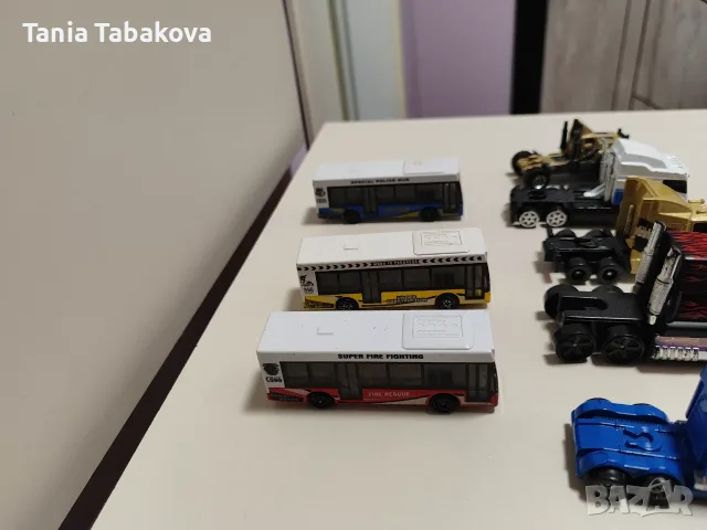 Сет от 8 броя метални камиони и автобуси , снимка 2 - Коли, камиони, мотори, писти - 55806445