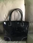 Дамска черна лачена чанта, марка ESTEE LAUDER ,едно отделение с вътрешен джоб, затваряне с магнитно , снимка 3