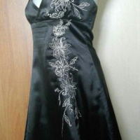 Черна рокля от сатен, гол гръб,със сребриста бродерия🍀❤M,M/L❤🍀арт.4106, снимка 2 - Рокли - 36307780