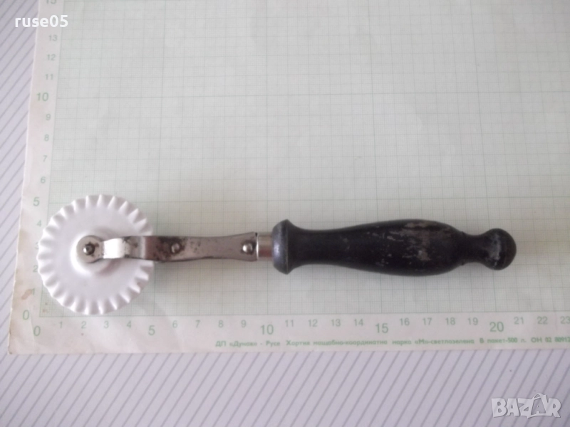 Нож за рязане на тесто с порцеланов диск и дървена дръжка, снимка 1