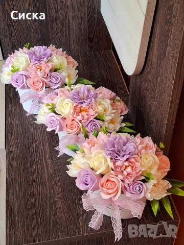 Нежен букет със седемнадесет сапунени цветя от пластичен сапун в бяла кашпа  , снимка 4 - Подаръци за жени - 50494894