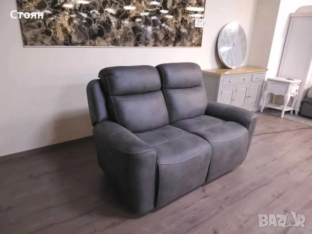 Тъмно сив диван от плат двойка с електрически релаксиращ механизъм, снимка 2 - Дивани и мека мебел - 51954978