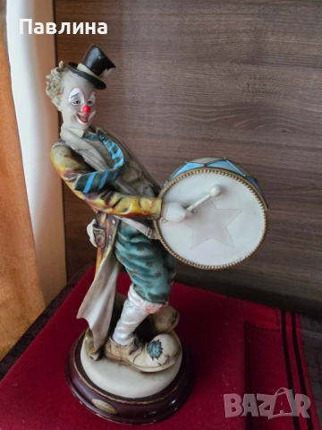 Голяма статуетка на клоун