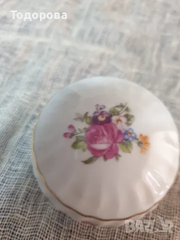 Малка порцеланова бижутиерка, снимка 2 - Антикварни и старинни предмети - 47905252