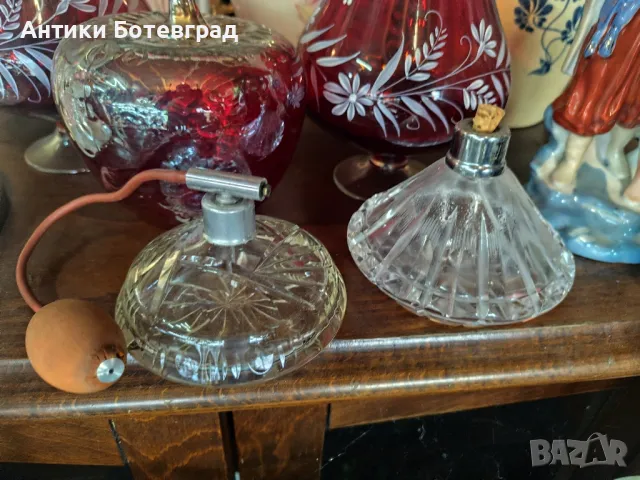 много стари шишета от парфюм 