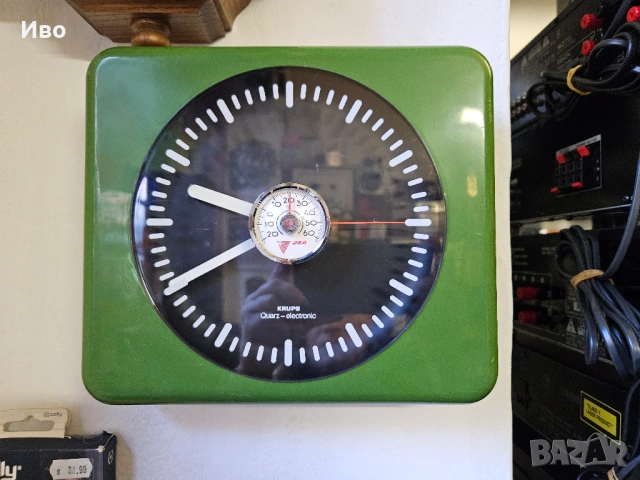 Стенен немски часовник KRUPS В отлично състояние, работи много точно. Има и термометър, който също п, снимка 2 - Стенни часовници - 53098501