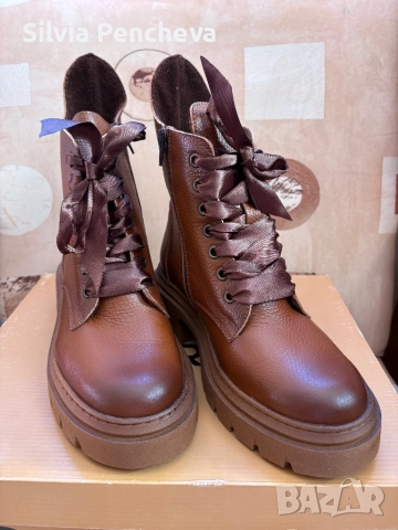 Продавам чисто нови дамски боти от естествена кожа.