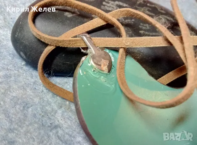 КРАСИВ ВИНТИДЖ АРТ МЕДАЛЬОН ЦВЕТНО СТЪКЛО / ЕМАЙЛ и ШНУРЧЕ от ВЕЛУР 48771, снимка 8 - Колиета, медальони, синджири - 48161094