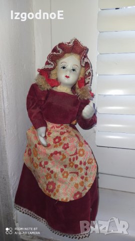 Малка стара порцеланова кукла