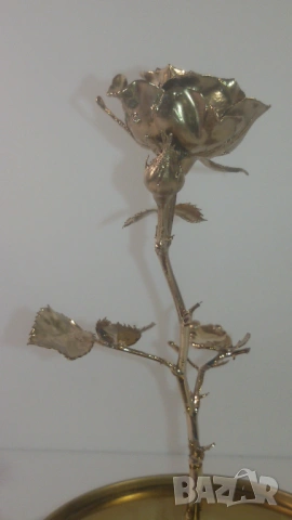 Метална златиста роза в стъклен купол, снимка 2 - Декорация за дома - 53371919