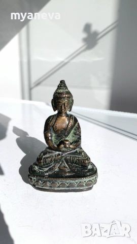 Бронзова , vintage статуетка на медитиращ Буда , предназначена за носене на мир и хармония . 