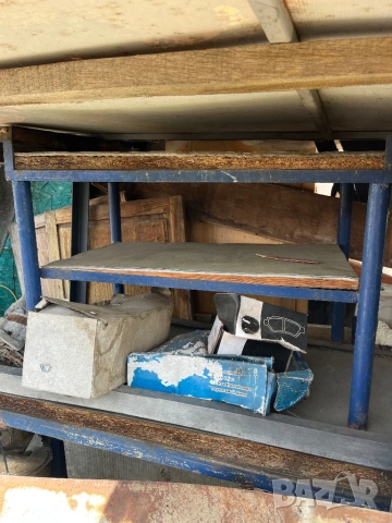 Колички за инструменти на колелца и тезгях