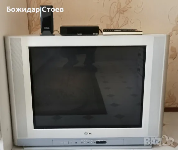 Продавам телевизор Панасоник 29 инча , декодер, антена и две дистанционни.