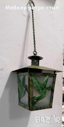 Оригинален декоративен фенер с метална конструкция и стъклени панели, ръчно рисувани с мотив колибри