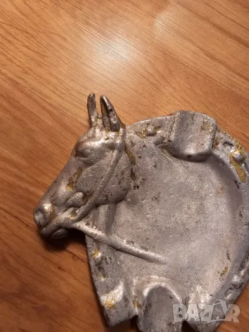 Старинен голям  метален пепелник кон с подкова ..щастие и късмет и красив предмет за вашия дом конче, снимка 2 - Антикварни и старинни предмети - 48856080