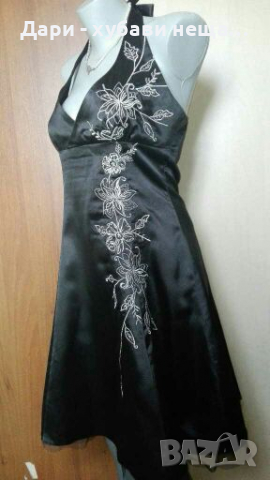 Черна рокля от сатен, гол гръб,със сребриста бродерия🍀❤M,M/L❤🍀арт.4106, снимка 2 - Рокли - 36307780
