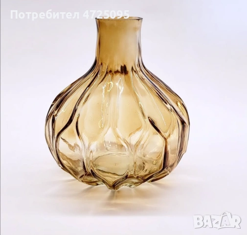 Ваза от цветно стъкло