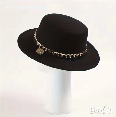 Елегантна Fedora шапка със златна верижка