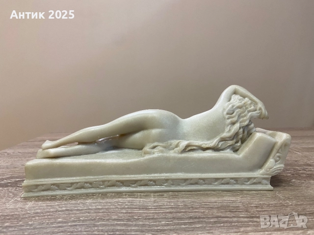 Мраморна статуетка „Гола жена на кушетка“, снимка 2 - Антикварни и старинни предмети - 51481442