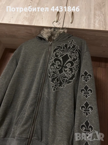 Сив суичър с камъни