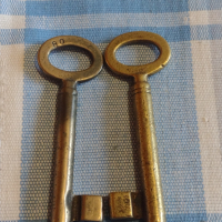 Два стари ключа от соца за брава за КОЛЕКЦИЯ ДЕКОРАЦИЯ БИТОВ КЪТ 41001, снимка 1 - Други ценни предмети - 44817851