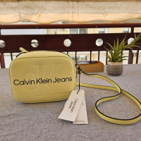 Дамска чанта Calvin Klein Jeans, снимка 3 - Чанти - 44811535