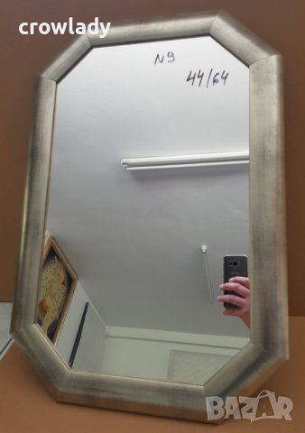Огледало с дървена рамка с габаритен размер 44х64см