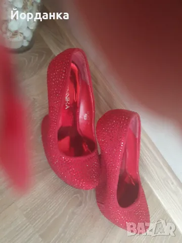 Здравейте, продавам червени дамски обувки , снимка 3 - Дамски ежедневни обувки - 48165290