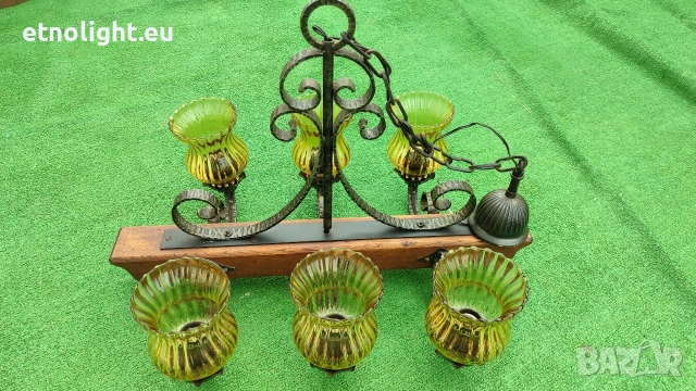 Красив полилей съчетание от дървена греда, ковано желязо и жълти стъкленици 