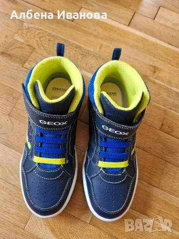Светещи маратонки Geox 35 номер, снимка 2 - Детски маратонки - 53704879
