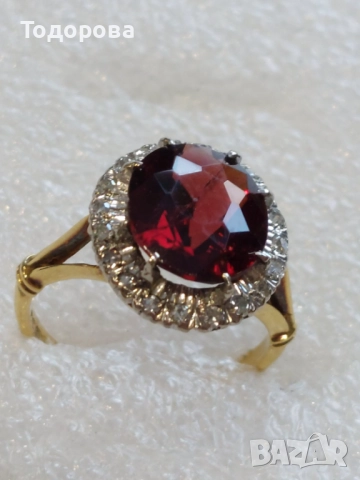 Съвременен дамски златен пръстен 18к с прекрасен гранат и диаманти.Има и сертификат, снимка 12 - Пръстени - 52211544