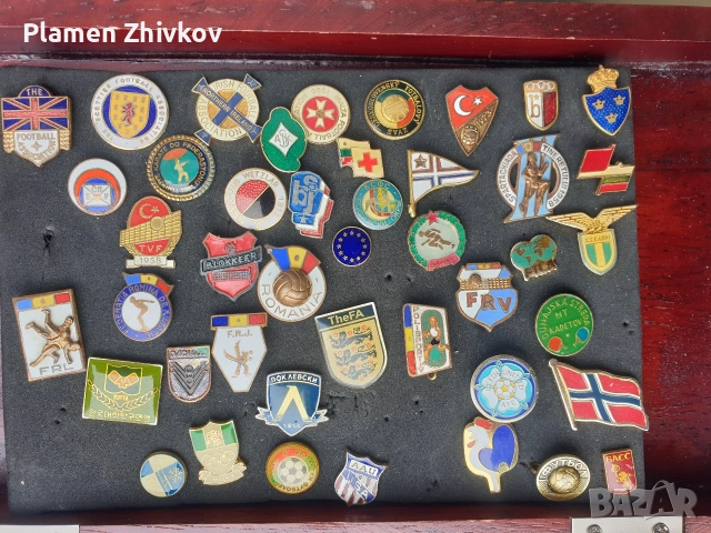 Колекция от значки в мн .хубава дървена кутия , снимка 3 - Колекции - 53560064