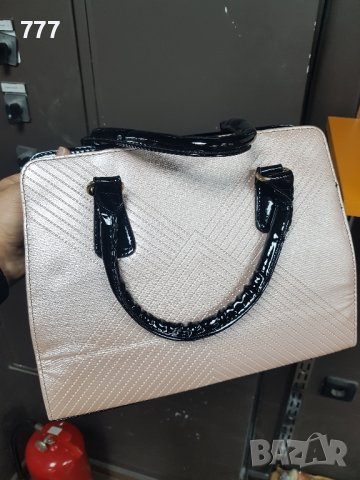 Дамска чанта, снимка 2 - Чанти - 44218174