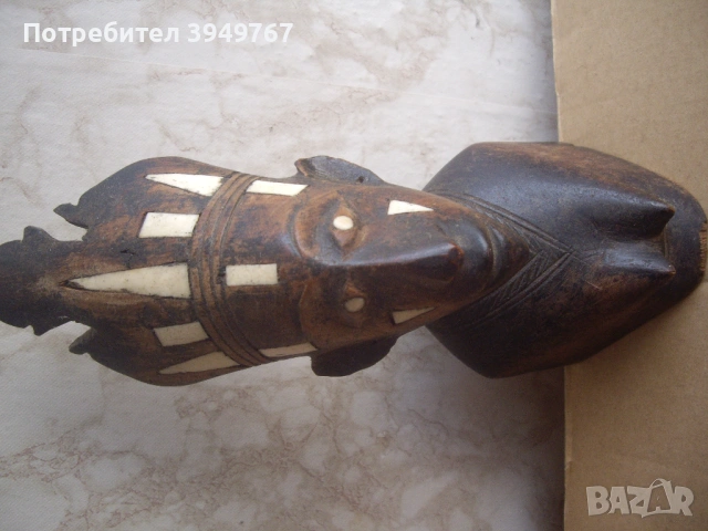 Стара дървена статуетка .