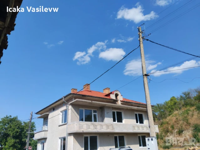 Двуетажна тухлена къща в центъра на село драгоево с голям двор, снимка 1