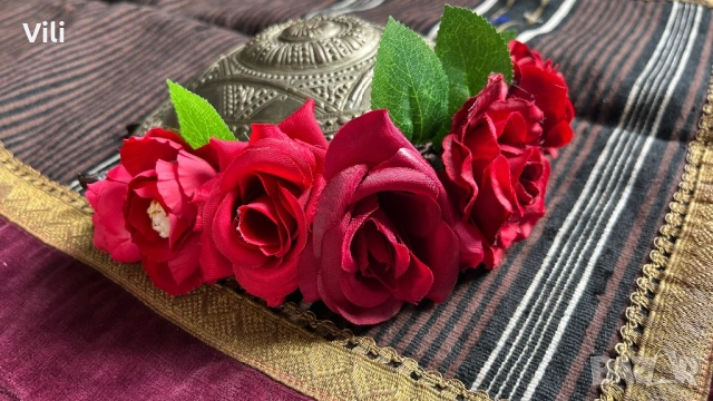 Диадема с рози в червено, снимка 2 - Аксесоари за коса - 53496385