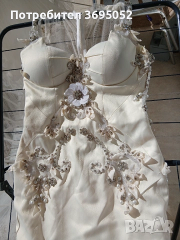 Рокля от сатен и цветя с камъни с шлейф и гол гръб