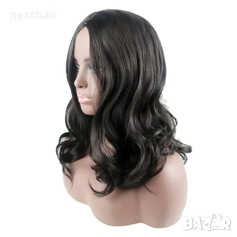 Черна къдрава синтетична перука на път