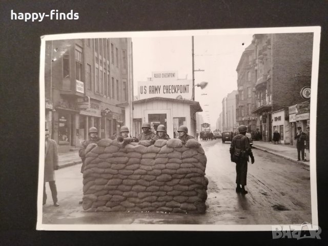 Картичка от Landesarchiv Berlin Grenzubergang Checkpoint Charlie 1961 Soldaten US Army, снимка 1