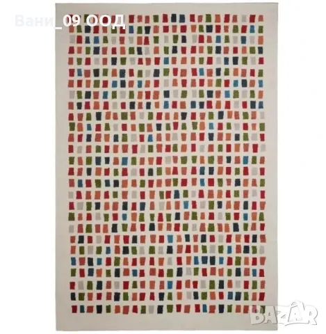 Разноцветен килим с модерен дизайн 