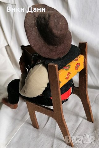 ретро Франция мъж с дрехи чете на дървен стол, снимка 3 - Колекции - 35715128