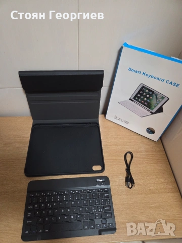 калъф със смарт клавиатура (Smart Keyboard Case) за iPad.  Предназначен за iPad 