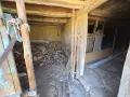 Продава се къща с голям двор 1,5 дка, гараж, стопански постройки и обновени инсталации, снимка 15