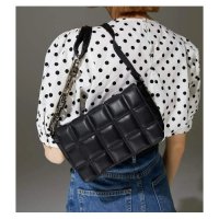 Капитонирана дамска чанта за рамо с асиметричен дизайн на дръжката 25х19см., снимка 4 - Чанти - 44433546