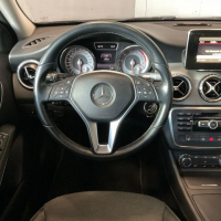 Mercedes-Benz GLA 200 7G-DCT, снимка 11 - Автомобили и джипове - 36442429