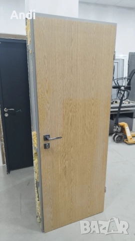 Врата с метална каса брава и дръжки с ключ 3 бр 78/201см дясна