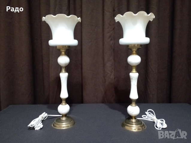 Комплект от две мраморни лампи с бели стъклени абажури