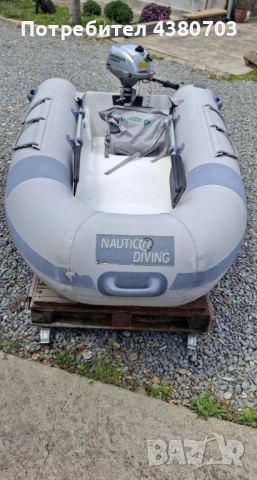 Лодка с твърдо двойно дъно и двигател 