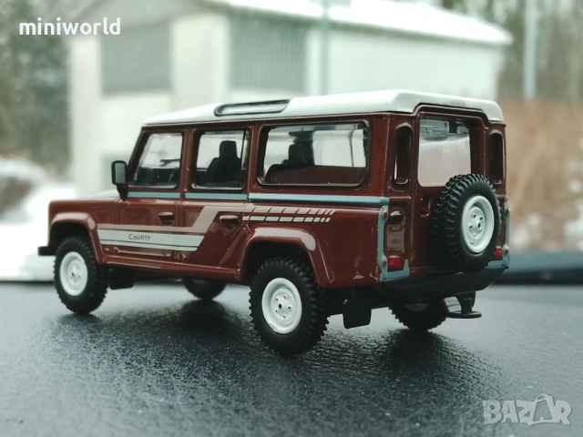 Land Rover Defender 110 - мащаб 1:64 на MiniGT моделът е нов в кутия, снимка 3 - Колекции - 53239036