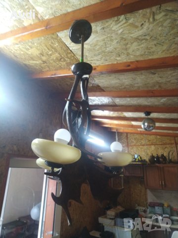 Ръчно изработен таванен полилей от 5 броя еленски рога.  Нестандартен и интересен полилей, който зад, снимка 7 - Полилеи - 42725986